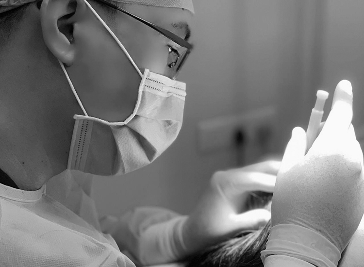 DHI hair transplant using an implanter pen to control angle depth and direction